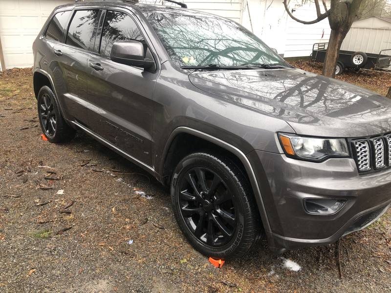 Mobile exterior detailing in Charlotte: Gray Jeep Grand Cherokee with black wheels after an exterior wash
